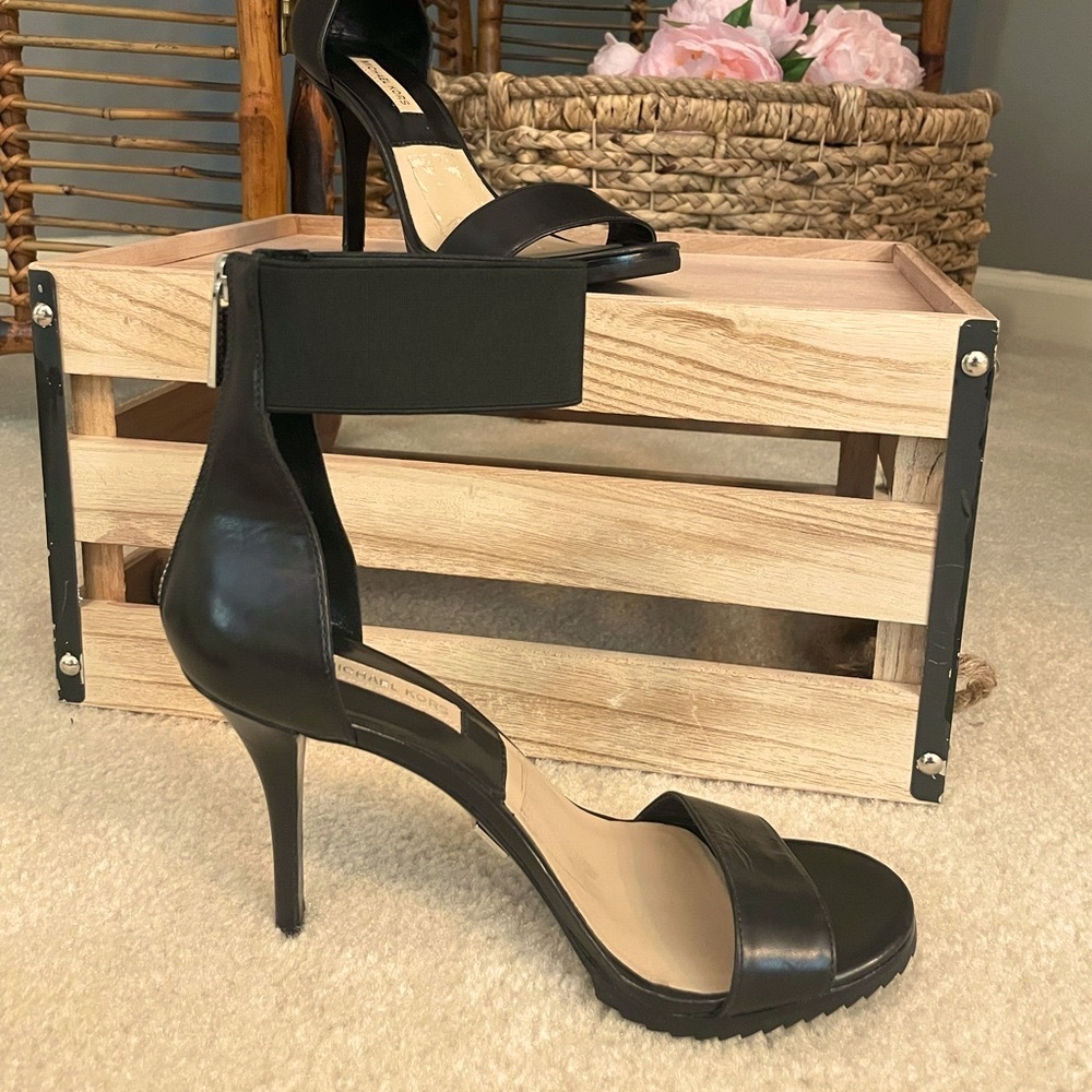 NEW Michael Kors couture size 7 heels
